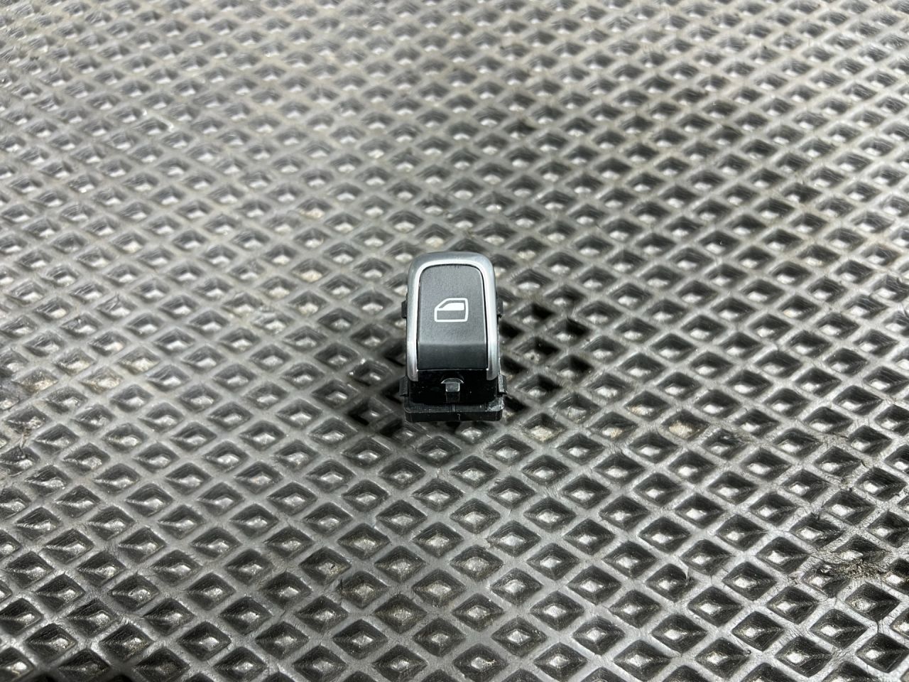 кнопка стеклоподъемника двери Audi S8 D4 2013, 4.0 л., CGTA, бензин, АКПП, седан, 4H0959855A - фото №1