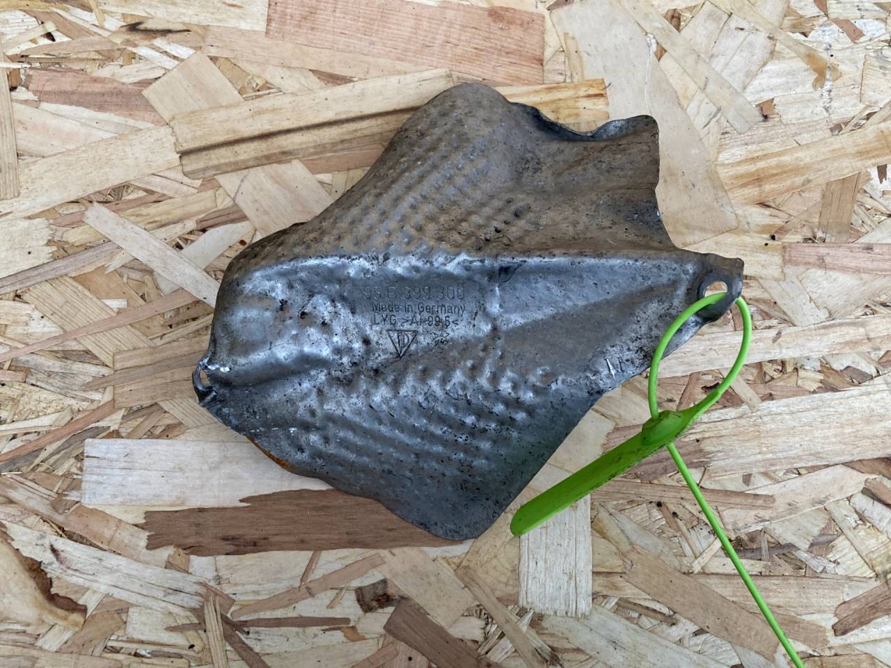 тепловой экран глушителя Porsche Macan 1 поколение 2018, 3.6 л., бензин, АКПП, внедорожник 5 дв., 95B399300 - фото №1