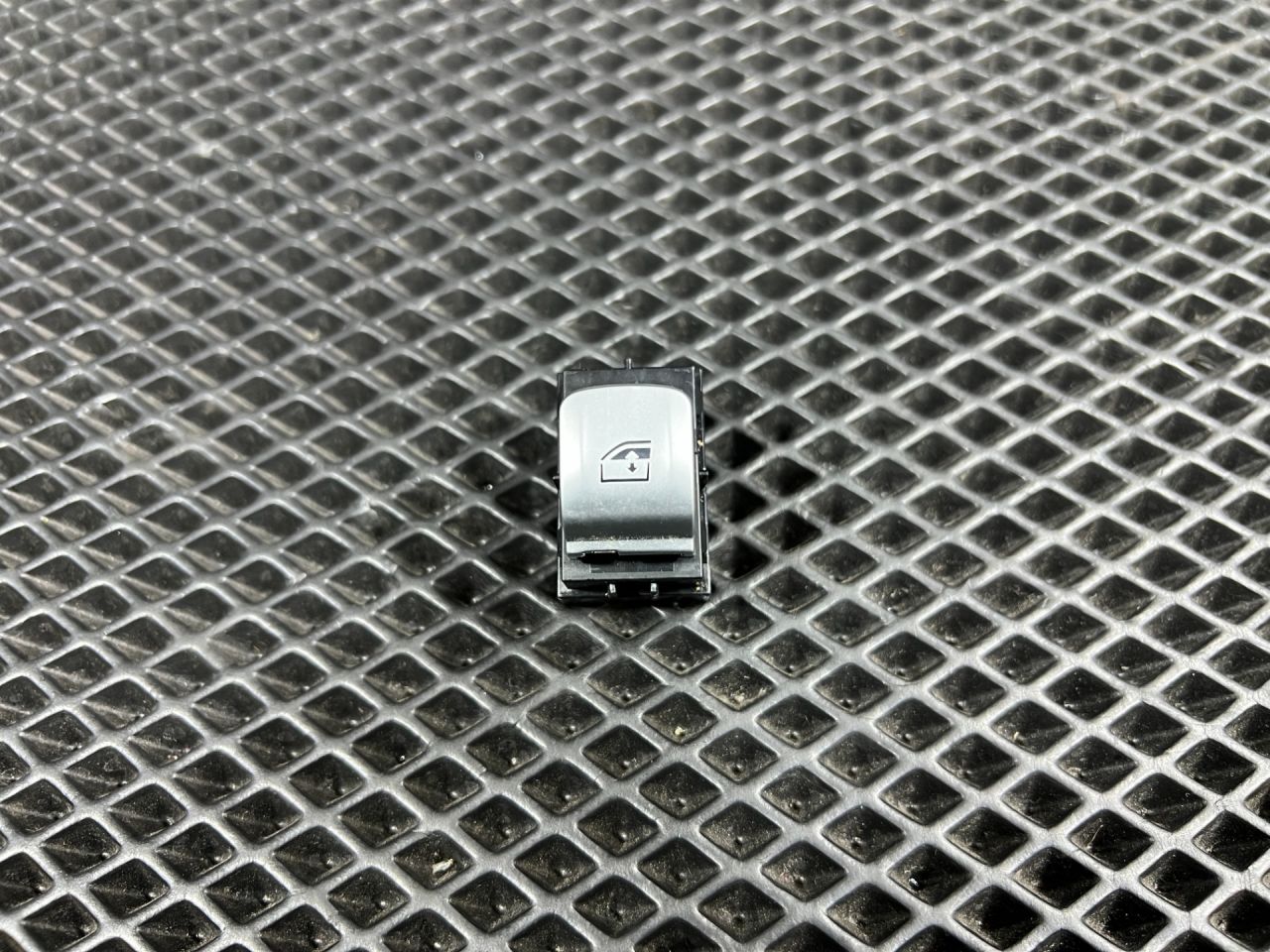 кнопка стеклоподъемника двери задней левой BMW 7 серия G11/G12 2017, 3.0 л., B57 D30 A, дизель, АКПП, седан, 9299457, 61319299457 - фото №1