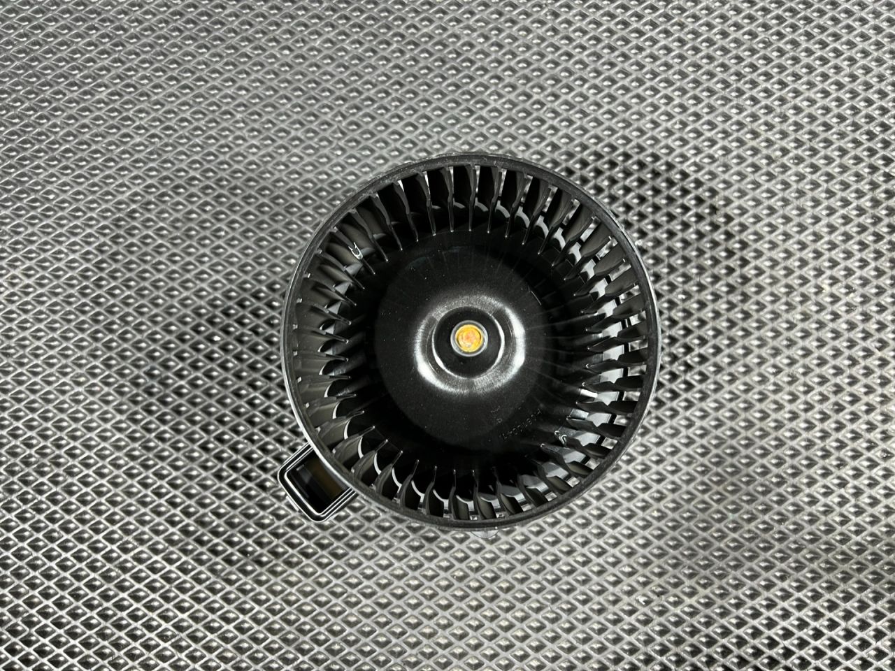 моторчик печки Chevrolet Trax 2 поколение 2024, 1.2 л., бензин, АКПП, внедорожник 5 дв., передний привод, 42758430 - фото №1