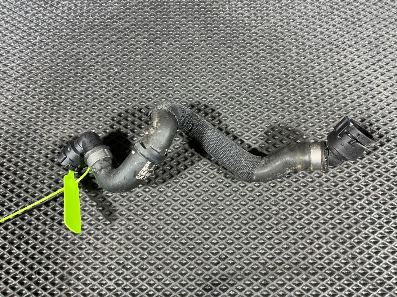 патрубок (трубопровод, шланг) Mercedes-Benz GLB-Класс 1 поколение 2019, 2.0 л., бензин, АКПП, внедорожник 5 дв., A2478305900 - фото №1