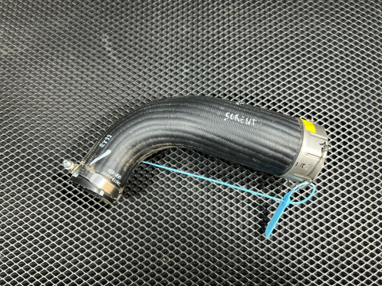 патрубок интеркулера Kia Sorento 4 поколение 2023, 2.0 л., G4KA, бензин, АКПП, внедорожник 5 дв., передний привод, 282732S310 - фото №1