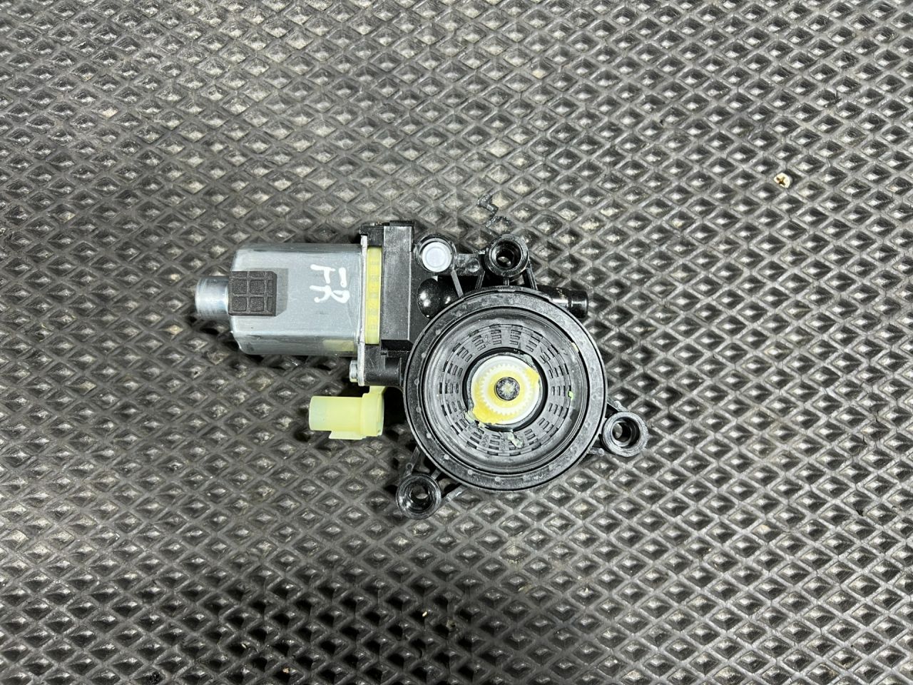 моторчик стеклоподъемника передний правый Kia Sorento 4 поколение 2023, 2.0 л., G4KA, бензин, АКПП, внедорожник 5 дв., передний привод, 82460P2000 - фото №1