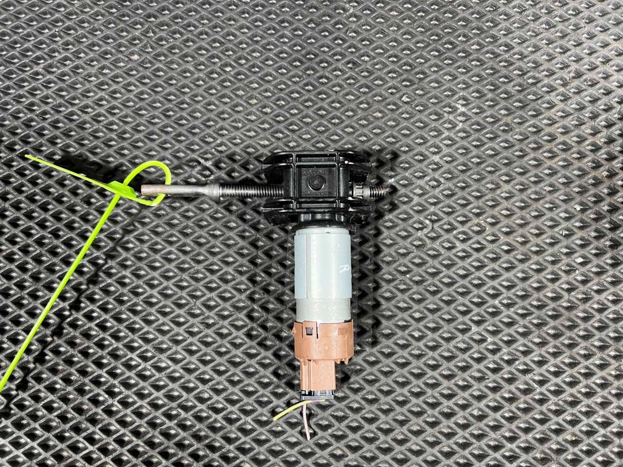 моторчик регулировки сиденья Jaguar XE 1 поколение 2017, 3.0 л., AJ 126, бензин, АКПП, седан, C11726-106 - фото №1