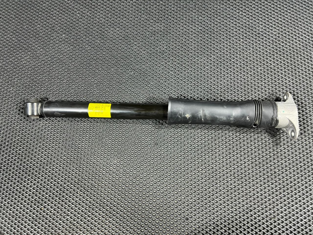 амортизатор задний Chevrolet Trax 2 поколение 2024, 1.2 л., бензин, АКПП, внедорожник 5 дв., передний привод, 60008441 - фото №1