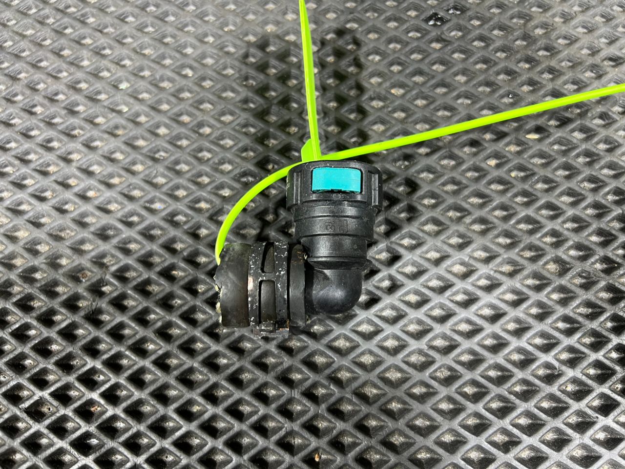 патрубок (трубопровод, шланг) Jaguar XE 1 поколение 2018, АКПП, седан, PA66GF30, EPDM - фото №1