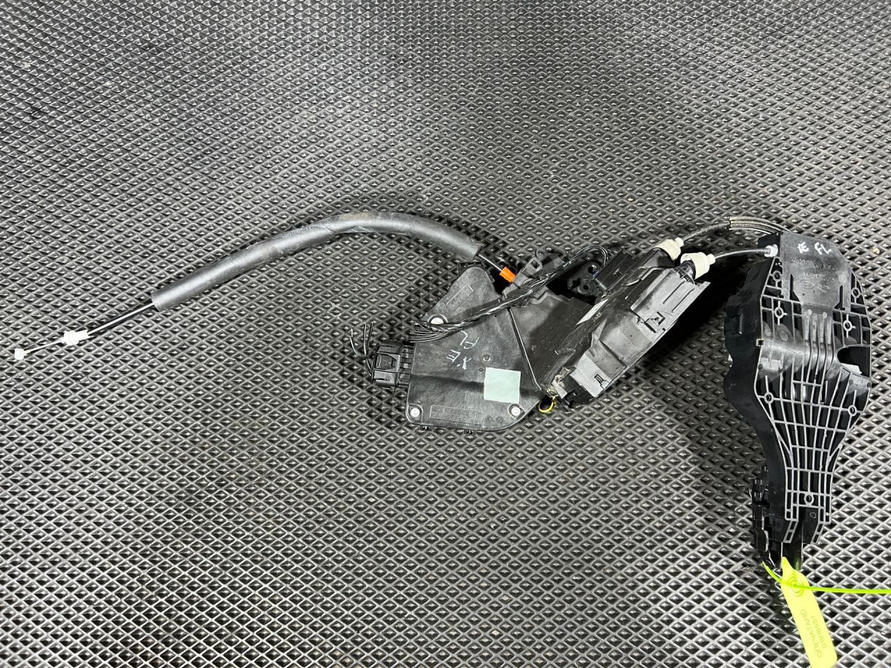 замок двери передней левой Jaguar XE 1 поколение X760 2016, 3.0 л., бензин, АКПП, седан, FK72224A81AA, JDE39979, C2P26031, T4A10218, T4A2796, GX73203A29CE - фото №1