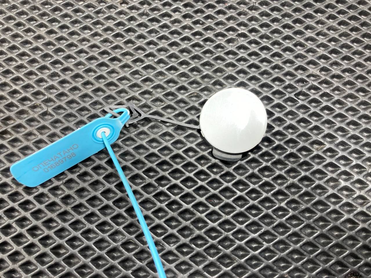 заглушка заднего бампера под крюк Jaguar XE 1 поколение X760 2018, 2.0 л., 204PT, бензин, АКПП, седан, GX7317E810BA, T2H2997 - фото №1