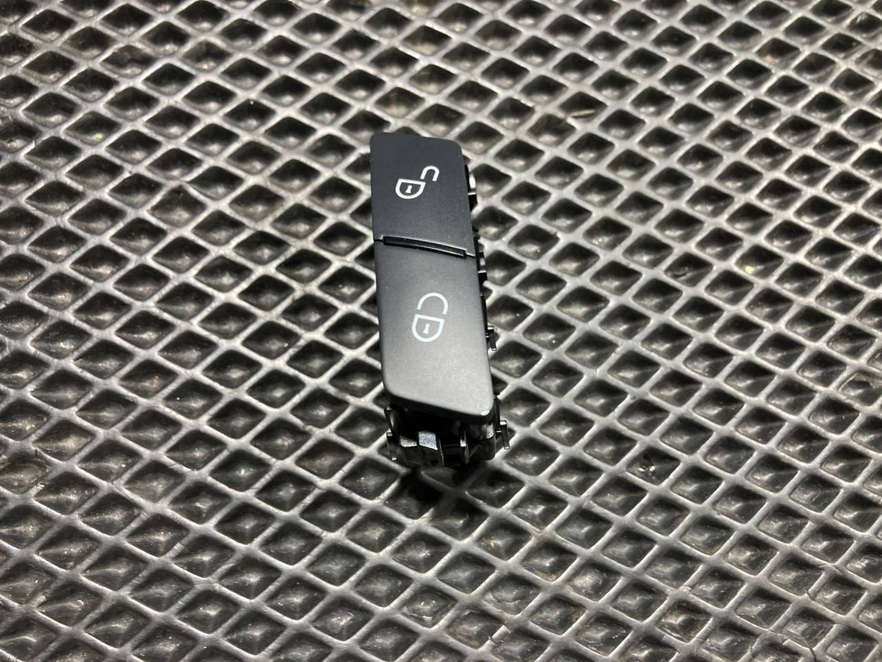 кнопка центрального замка Mercedes-Benz GL-Класс X166 2012, 4.7 л., M 278.928, бензин, АКПП, внедорожник 5 дв., A2049058402 - фото №1