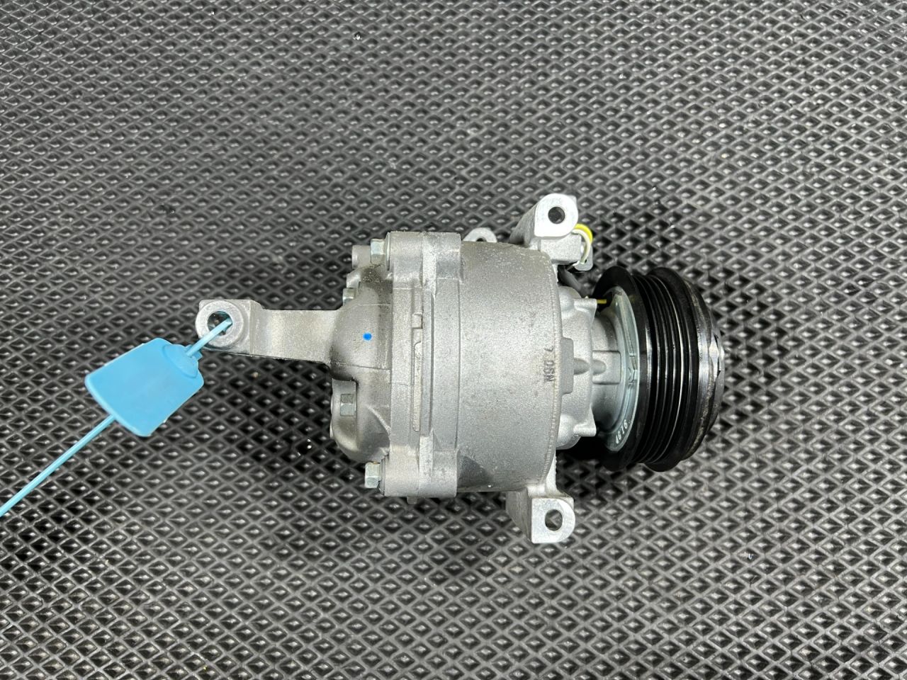 компрессор кондиционера Chevrolet Trax 2 поколение 2024, 1.2 л., LIH, бензин, АКПП, внедорожник 5 дв., передний привод, 60006076 - фото №1