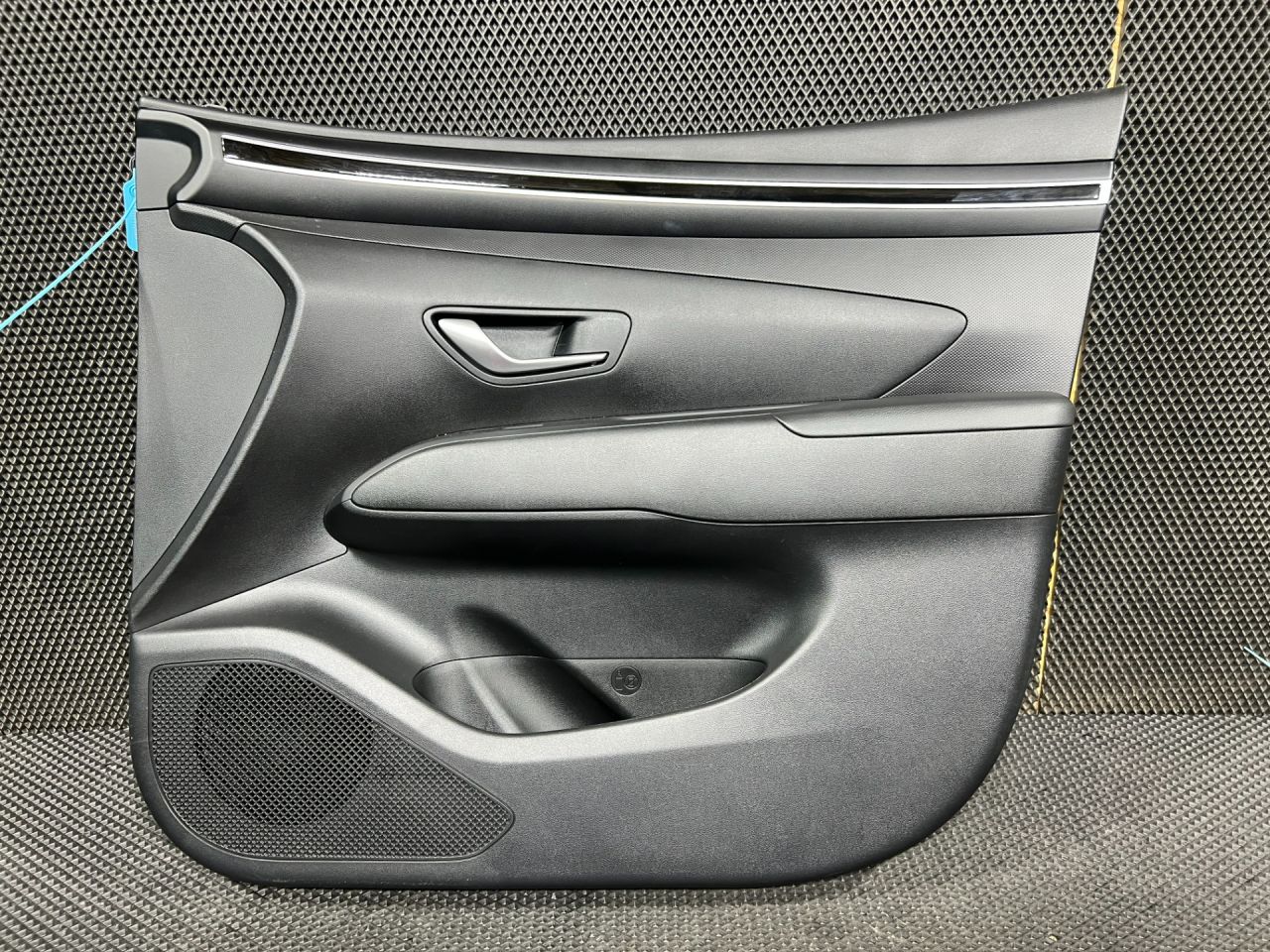 обшивка двери передняя правая Hyundai Tucson 4 поколение 2024, 2.5 л., G4KN, бензин, АКПП, внедорожник 5 дв., 82376-CW020, 82320-CW000NNB, 82386-CW020NNB, 82302-CW010NNB, 82340-CW000NNB, 82360-CW000, 82306CW000NNB - фото №1