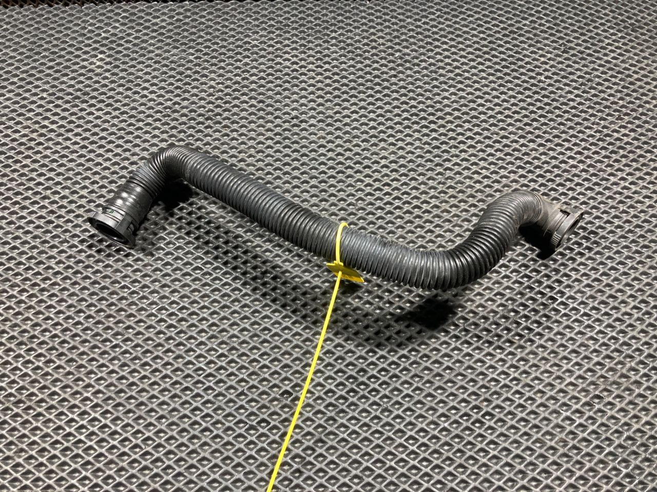 трубка вентиляции картерных газов Audi A7 4G 2012, 3.0 л., CGWB, бензин, АКПП, хетчбэк 5 дв., 4G0133889G - фото №1