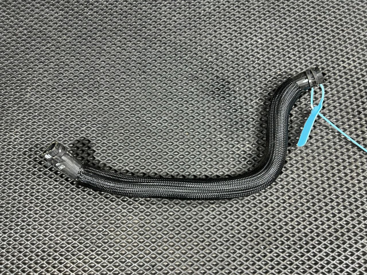 патрубок (трубопровод, шланг) Chevrolet Trax 2 поколение 2024, 1.2 л., бензин, АКПП, внедорожник 5 дв., передний привод, 42483956 - фото №1