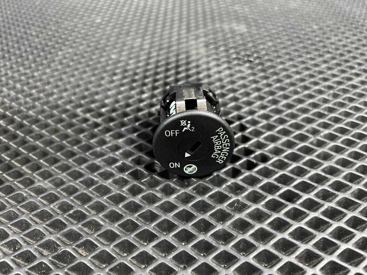 кнопка Airbag BMW 7 серия G11/G12 (2015 - 2026), бензин, АКПП, седан, 9326501, 61319326501, 9196886, 61319196886, 61316921702, 61316935546 - фото №1