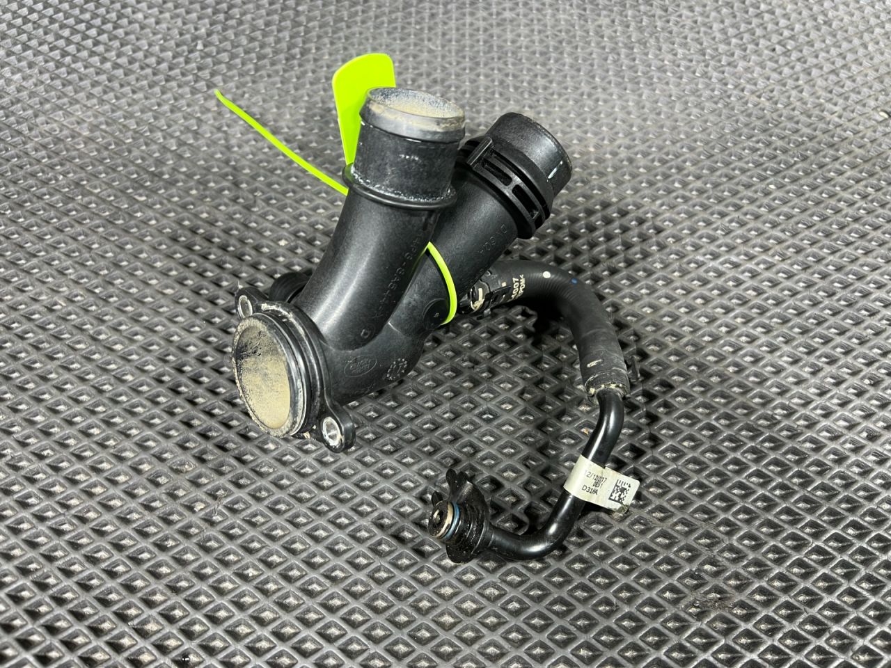 фланец (тройник) системы охлаждения Land Rover Range Rover Velar 1 поколение L560 2021, 2.0 л., PT204, бензин, АКПП, внедорожник 5 дв., H4P38A544AD, H4P3310100BC - фото №1