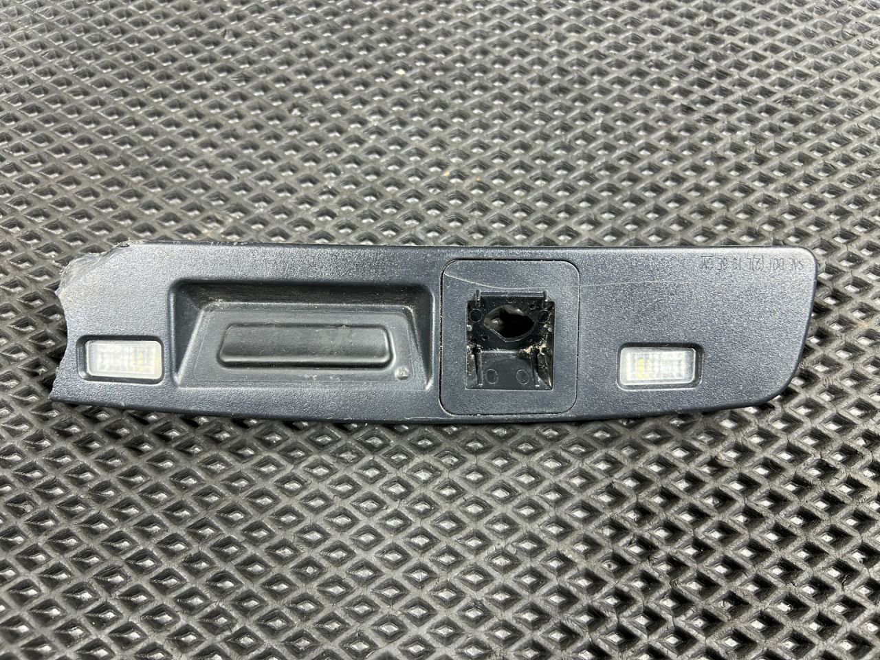 подсветка номера Chevrolet Trax 2 поколение 2024, 1.2 л., LIH, бензин, АКПП, внедорожник 5 дв., передний привод, 42758022 - фото №1