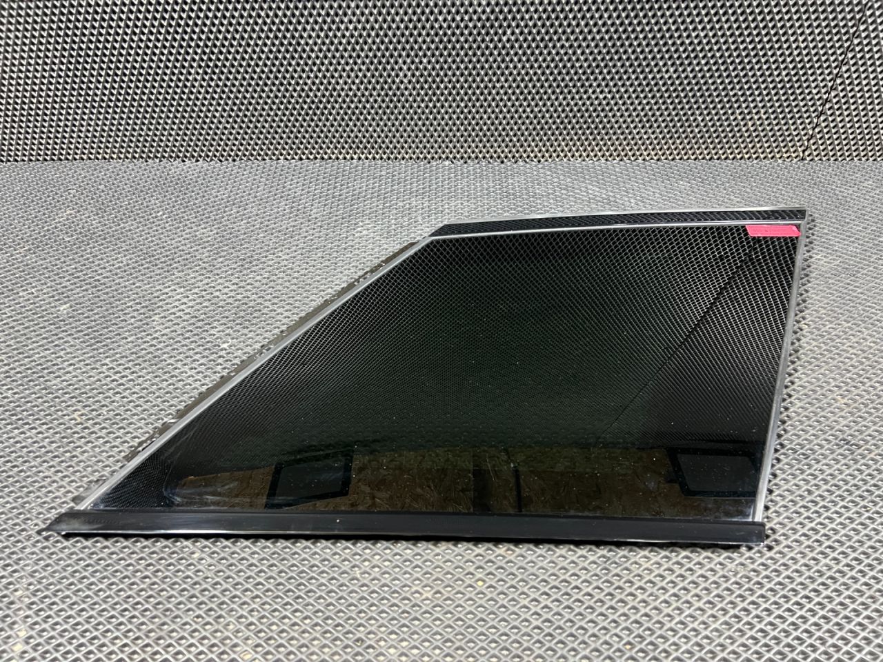 стекло кузовное боковое правое Land Rover Range Rover Sport 2 поколение 2013, 3.0 л., 306PS, бензин, АКПП, внедорожник 5 дв., DK6229600, LR044116 - фото №1