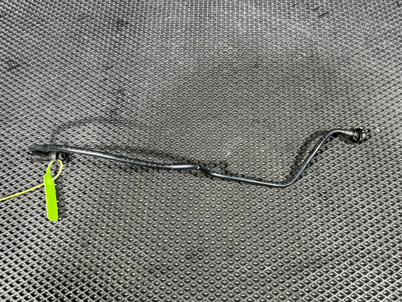 патрубок (трубопровод, шланг) Audi A4 B9 2020, 2.0 л., бензин, АКПП, седан, 8W0121081DR - фото №1