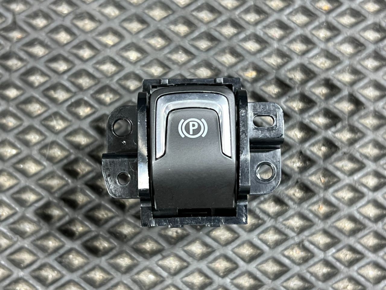 кнопка ручного тормоза (ручника) Buick Envista 1 поколение 2024, 1.2 л., бензин, АКПП, внедорожник 5 дв., 26241881, 42603005 - фото №1