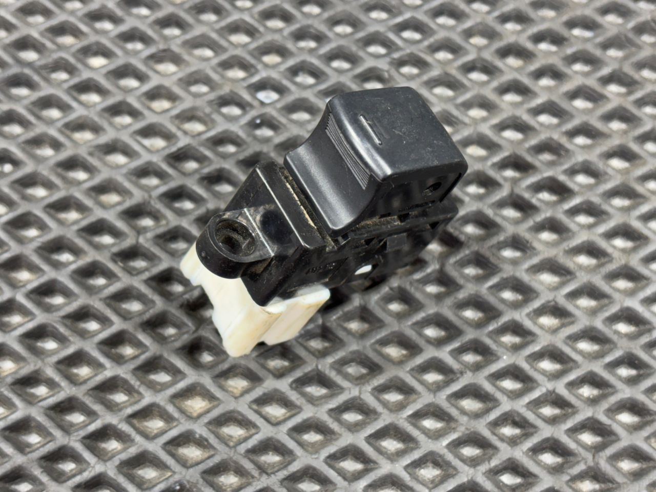 кнопка стеклоподъемника двери Infiniti FX35 1 поколение 2006, 3.5 л., VQ35DE, бензин, АКПП, внедорожник 5 дв., 25411-AX600 - фото №1