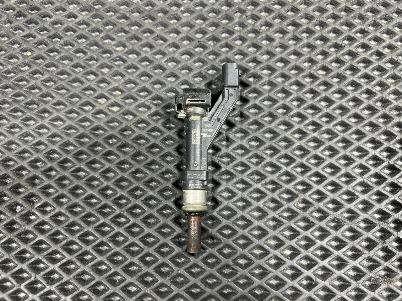 форсунка Kia Sorento 4 поколение 2023, 2.0 л., G4KA, бензин, АКПП, внедорожник 5 дв., передний привод, 35310-2S001 - фото №1