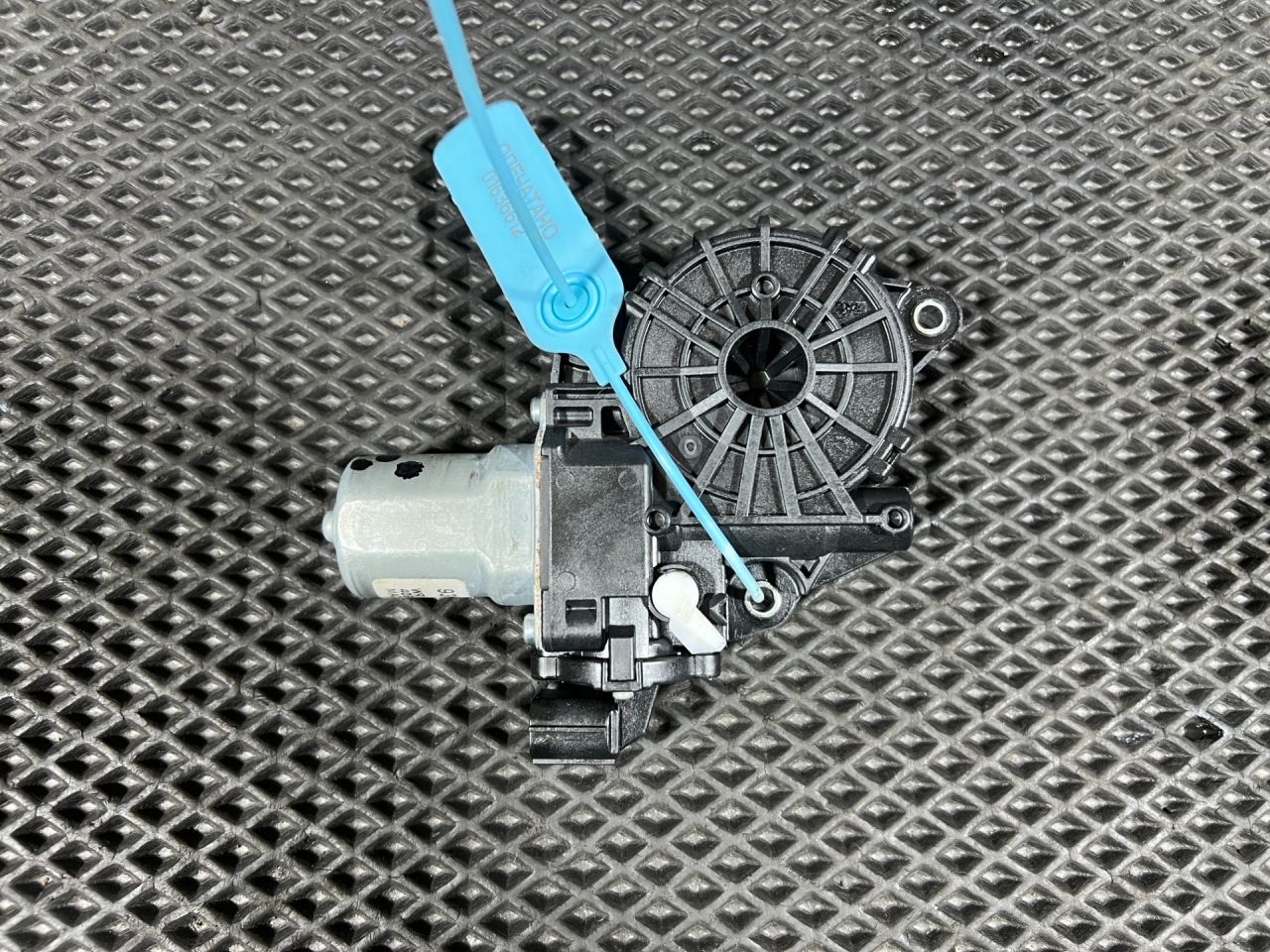 моторчик стеклоподъемника задний левый Honda CR-V 6 поколение 2025, 1.5 л., L15B, бензин, АКПП, внедорожник 5 дв., WR19D-003 - фото №1