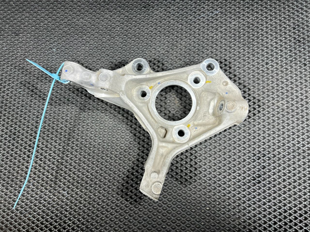 кулак поворотный левый Chevrolet Trax 2 поколение 2024, 1.2 л., бензин, АКПП, внедорожник 5 дв., передний привод, 42757358 - фото №1