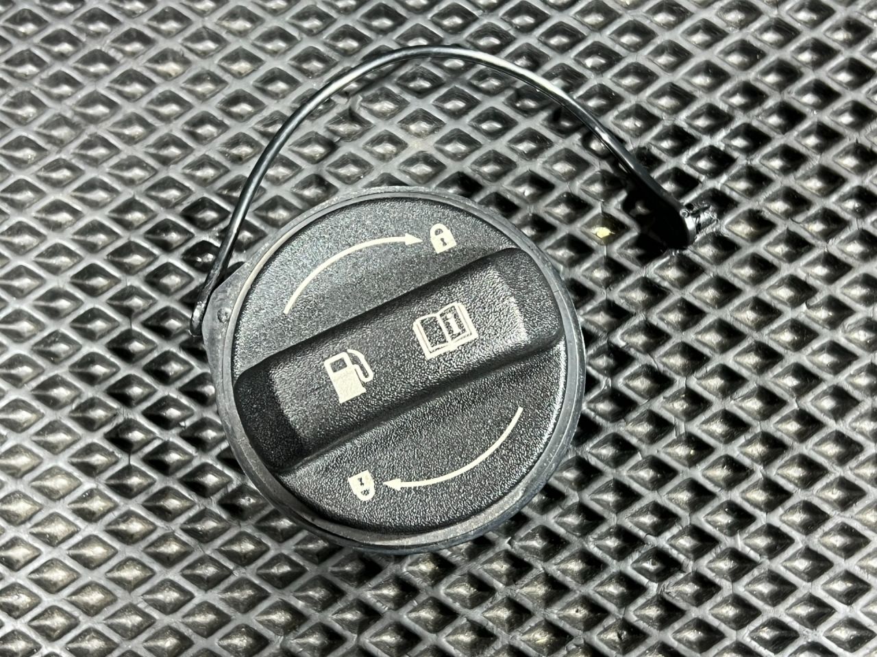 пробка топливного бака Genesis G70 1 поколение 2019, 2.0 л., G4KL, бензин, АКПП, седан, 310103L600 - фото №1
