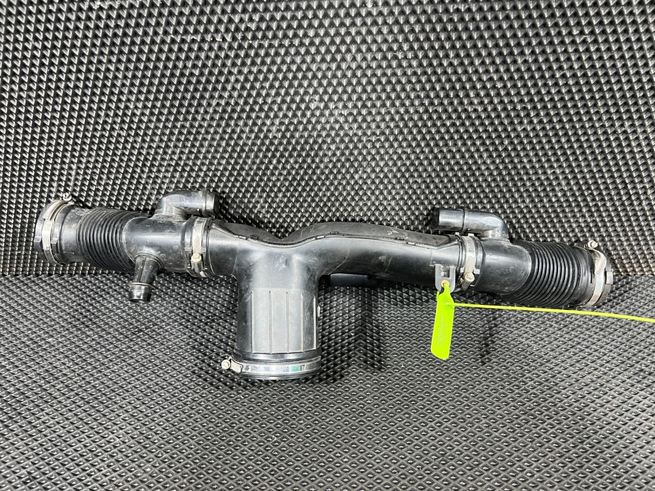 патрубок воздушного фильтра Land Rover Range Rover Velar 1 поколение 2019, 3.0 л., бензин, АКПП, внедорожник 5 дв., GX739C623BB, GX739C602B, GX739P504AA, GX739P504BA, LR092339, T2H25122 - фото №1