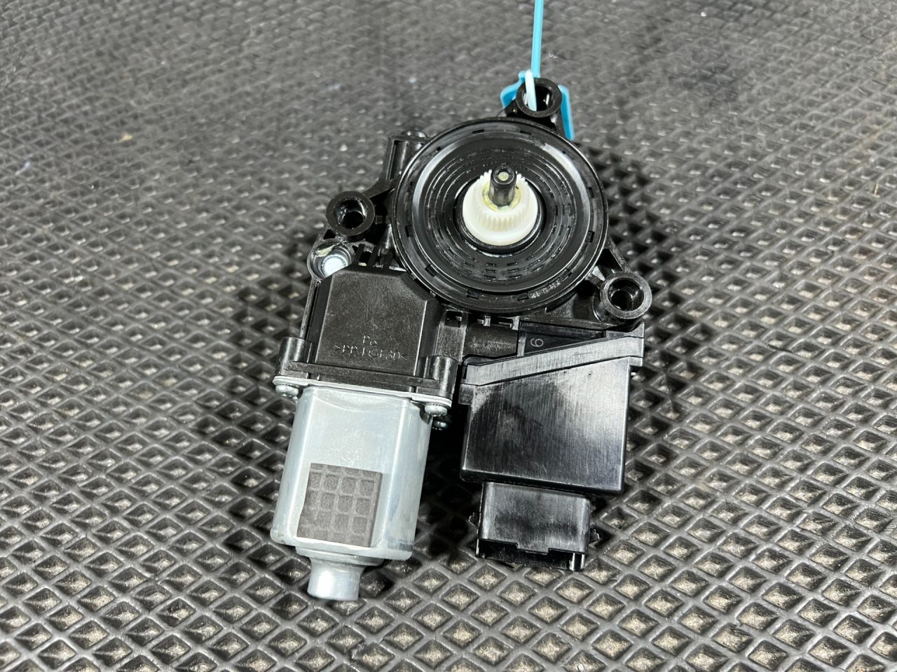 моторчик стеклоподъемника передний левый Kia K5 3 поколение 2022, 1.6 л., G4FP, бензин, АКПП, седан, 617027004, 82450L3010 - фото №1