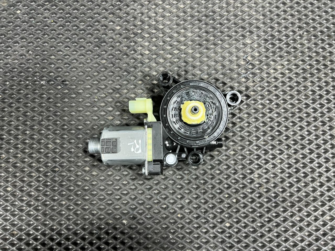 моторчик стеклоподъемника задний левый Kia Sorento 4 поколение 2023, 2.0 л., G4KA, бензин, АКПП, внедорожник 5 дв., передний привод, 83450P2000 - фото №1