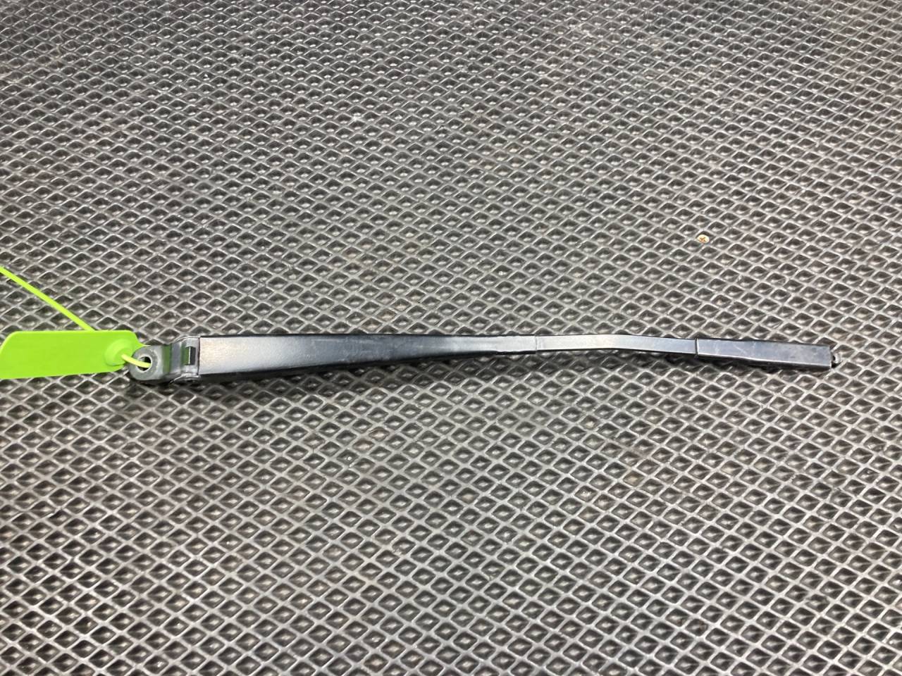 щеткодержатель задний Land Rover Range Rover 4 поколение L405 2016, 3.0 л., 306PS, бензин, АКПП, внедорожник 5 дв., GK5217C403AB, LR070689 - фото №1