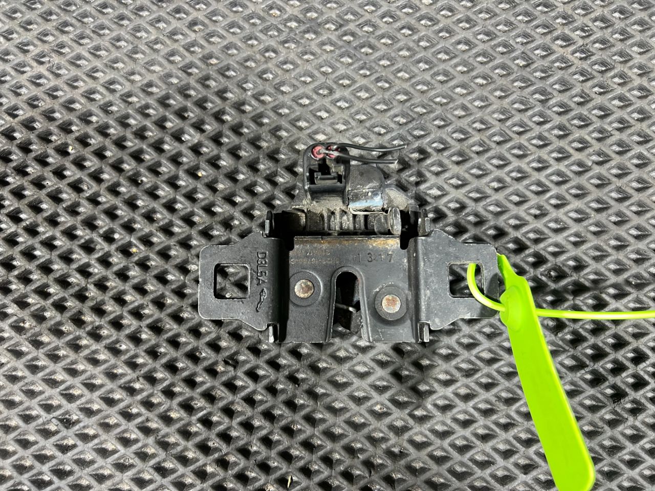 замок капота Jaguar XE 1 поколение X760 2017, 2.0 л., 204PT, бензин, АКПП, седан, LR173841, LR002794, LR024358, LR041431, LR054331, LR065340, LR123518, LR125366, LR137484, LR138826, YUE500090, YUE500150, T2H41158, 5H2216700CC, T2H41589 - фото №1