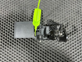 захватный крюк капота Audi Q3 8U [рестайлинг] 2016, 2.0 л., бензин, АКПП, внедорожник 5 дв., 8U0823480B