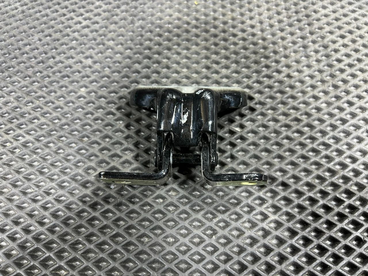 петля двери Chevrolet Trax 2 поколение 2024, 1.2 л., бензин, АКПП, внедорожник 5 дв., передний привод, 13501714 - фото №1