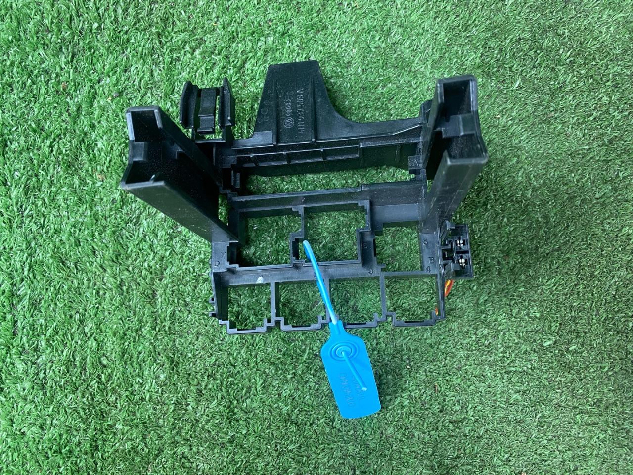 кронштейн (крепление) Audi S8 D4 2013, 4.0 л., CGTA, бензин, АКПП, седан, 4H1937503A - фото №1