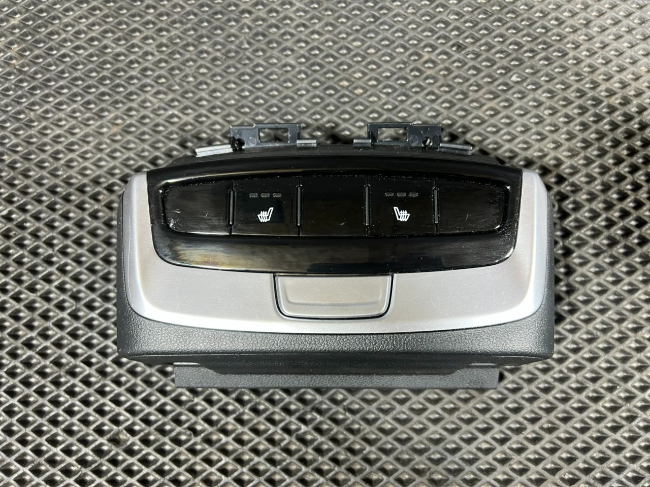 кнопка обогрева сидений Hyundai Tucson 4 поколение 2024, 2.5 л., G4KN, бензин, АКПП, внедорожник 5 дв., 84663-CW030NNB - фото №1