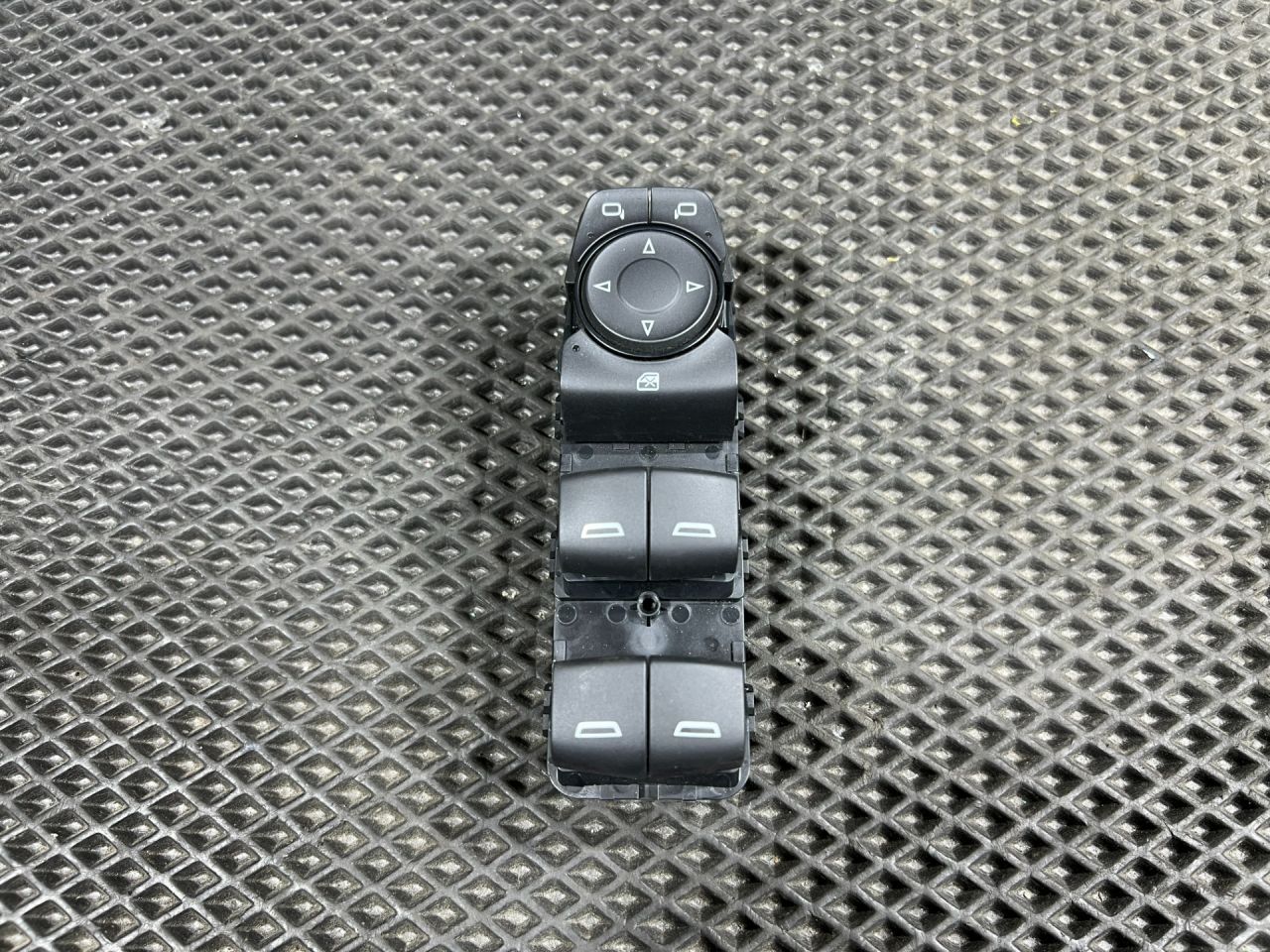 блок управления стеклоподъемниками Chevrolet Trax 2 поколение 2024, 1.2 л., бензин, АКПП, внедорожник 5 дв., передний привод, 84512940, 22985216, 23326296, 84151774 - фото №1