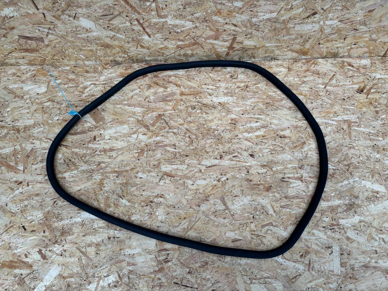 уплотнитель двери Ford Bronco Sport 1 поколение 2021, 1.5 л., бензин, АКПП, внедорожник 5 дв., M1PZ7820709-A - фото №1