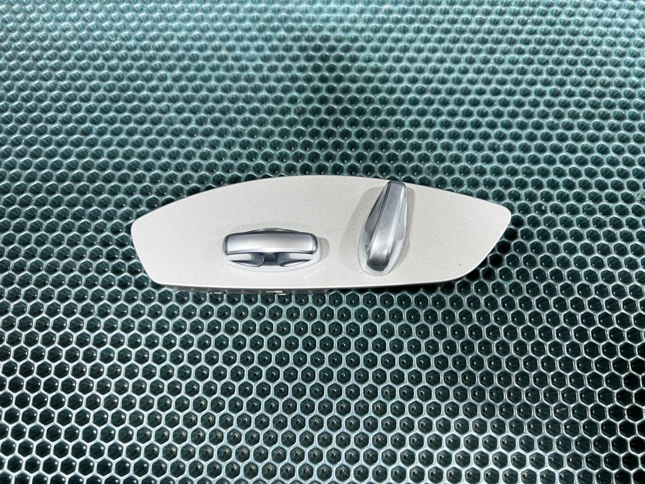 моторчик регулировки сиденья Porsche Cayenne 958 2013, 3.6 л., M 55.01, бензин, АКПП, внедорожник 5 дв., 7PP959747NDMN, 7PP959747N - фото №1