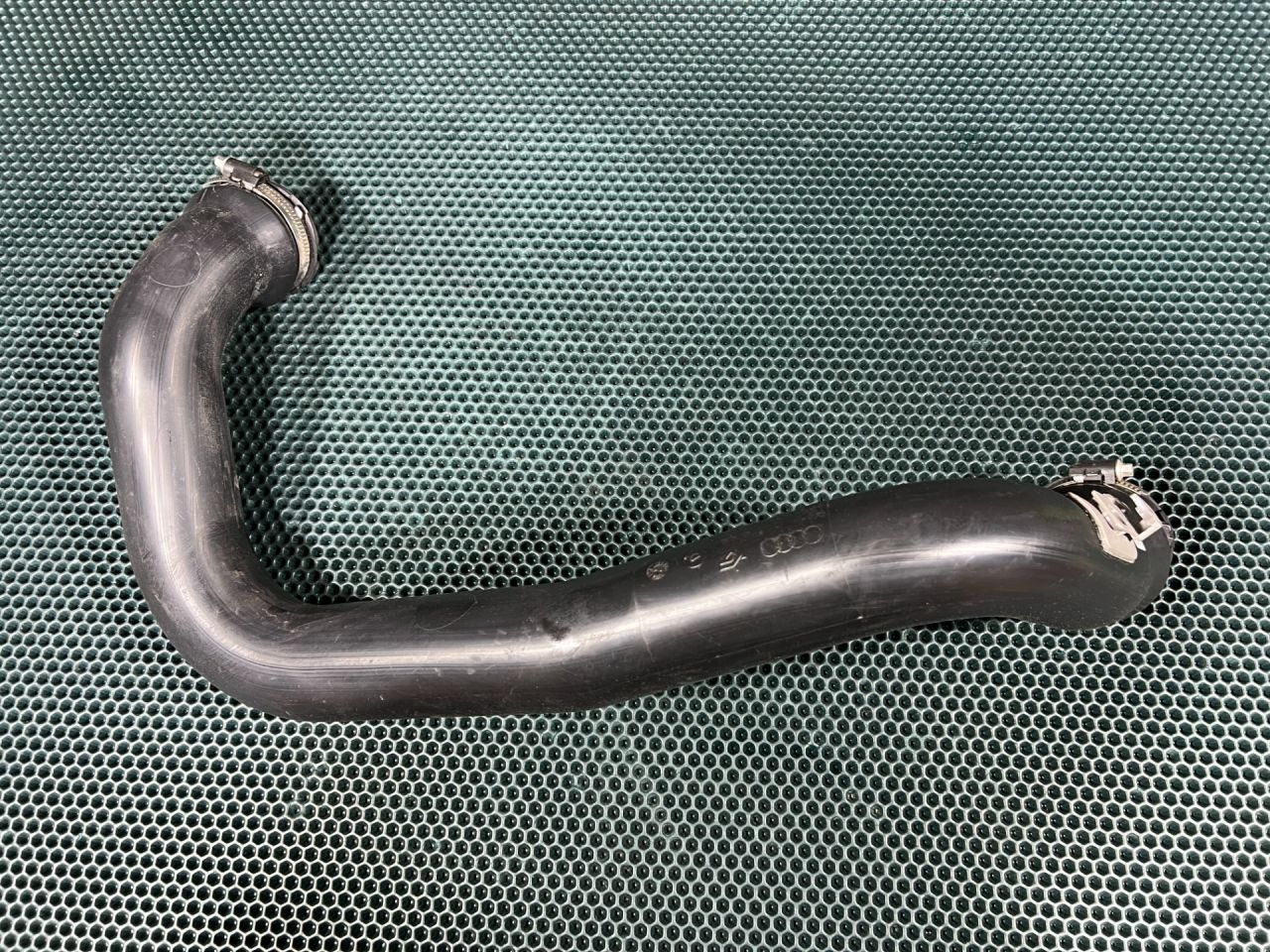 патрубок интеркулера Audi A6 Allroad Quattro C8 2023, 3.0 л., бензин, АКПП, универсал, 4K0145673AN - фото №1