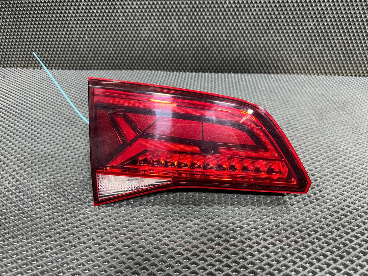 фонарь крышки багажника левый Volkswagen Taos 1 поколение 2023, 1.5 л., DNKA, бензин, АКПП, внедорожник 5 дв., передний привод, 2GJ945093 - фото №1