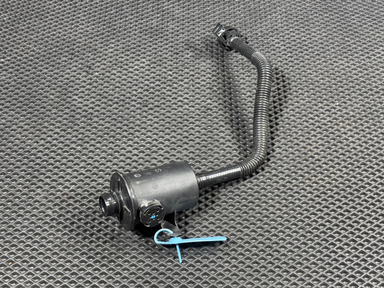 клапан вентиляции топливного бака Volkswagen Taos 1 поколение 2021, 1.5 л., DNKA, бензин, АКПП, внедорожник 5 дв., 5Q0906621A - фото №1