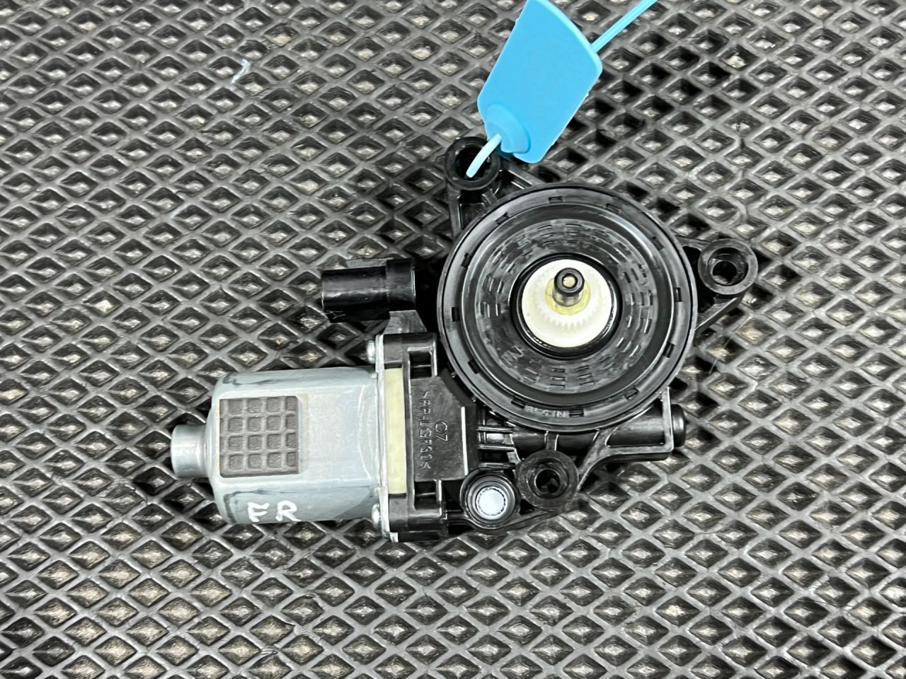 моторчик стеклоподъемника передний правый Kia K5 3 поколение 2022, 1.6 л., G4FP, бензин, АКПП, 82460L3000 - фото №1