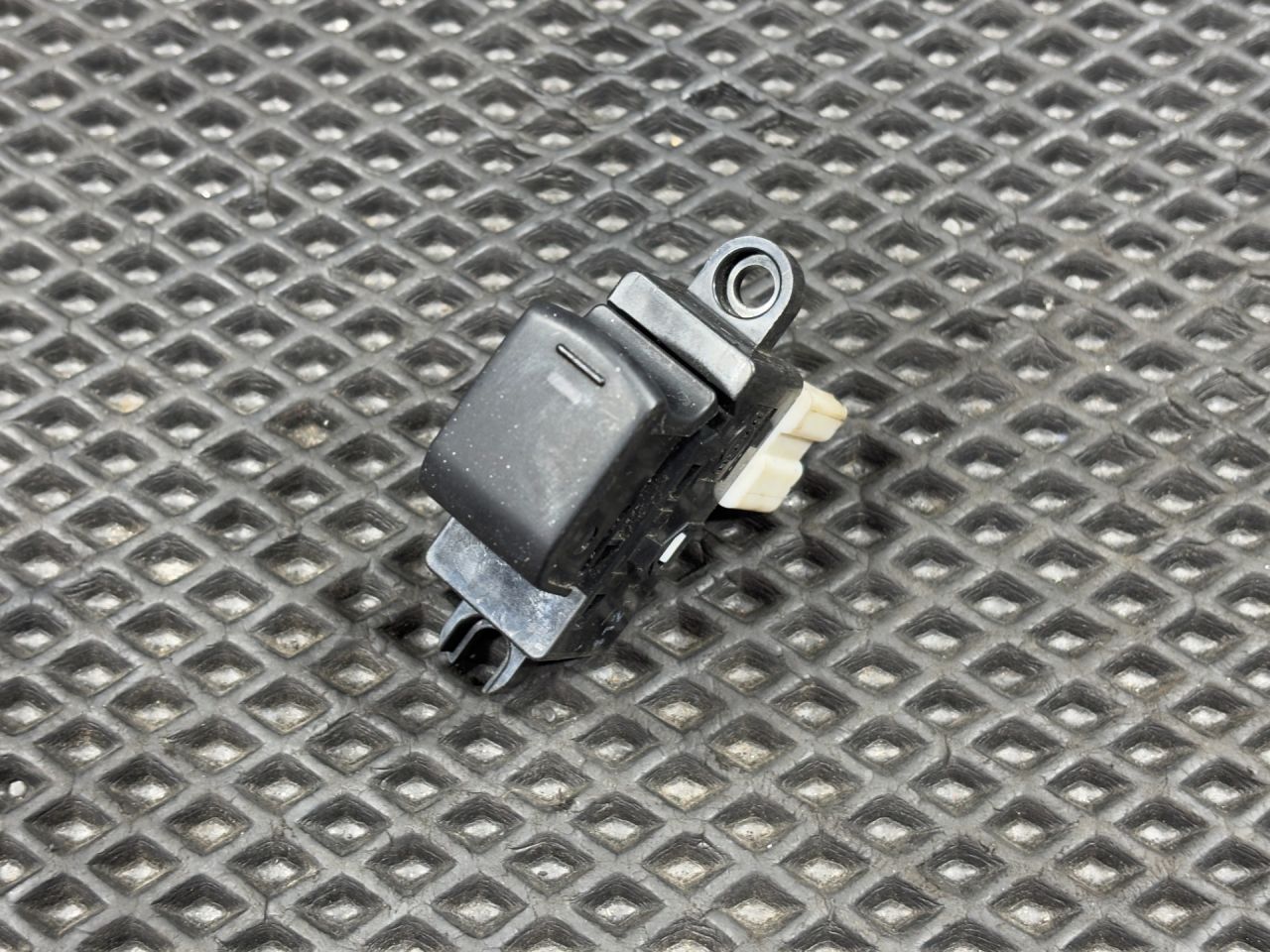 кнопка стеклоподъемника двери Infiniti FX35 1 поколение 2006, 3.5 л., VQ35DE, бензин, АКПП, внедорожник 5 дв., 25411-AX600 - фото №1