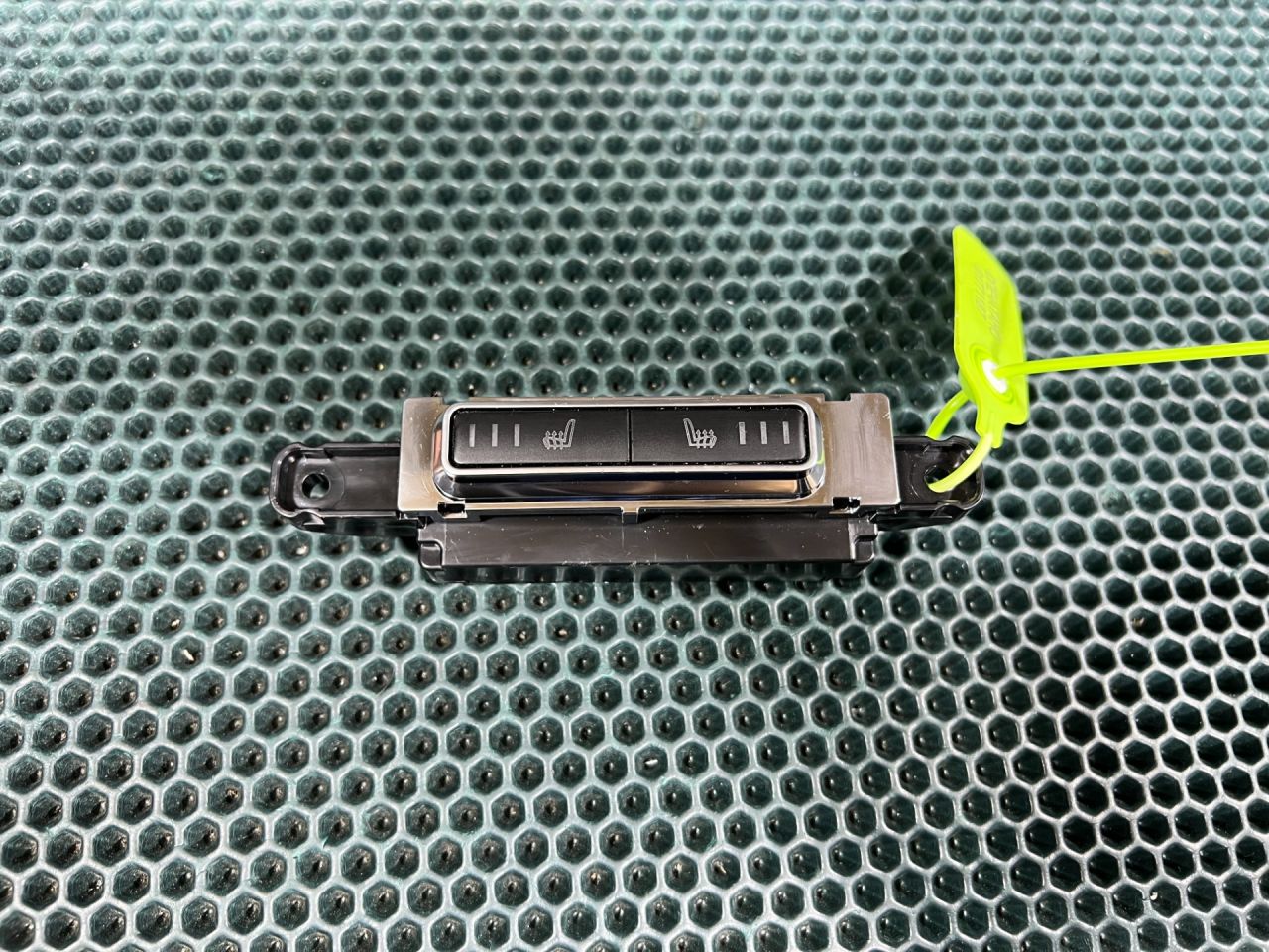 кнопка обогрева сидений Land Rover Range Rover Sport 2 поколение 2014, 5.0 л., 508PS, бензин, АКПП, внедорожник 5 дв., LR042264, DPLA14D694AA - фото №1