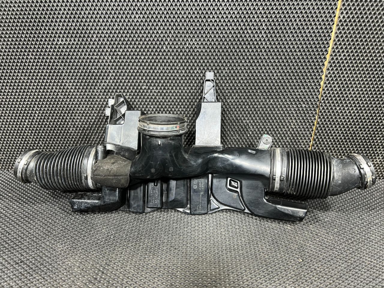 патрубок воздушного фильтра Land Rover Range Rover 4 поколение L405 2014, 3.0 л., 306PS, бензин, АКПП, внедорожник 5 дв., DPLA6C700AA, CPLA6C700BA, CPLA6C701BA - фото №1