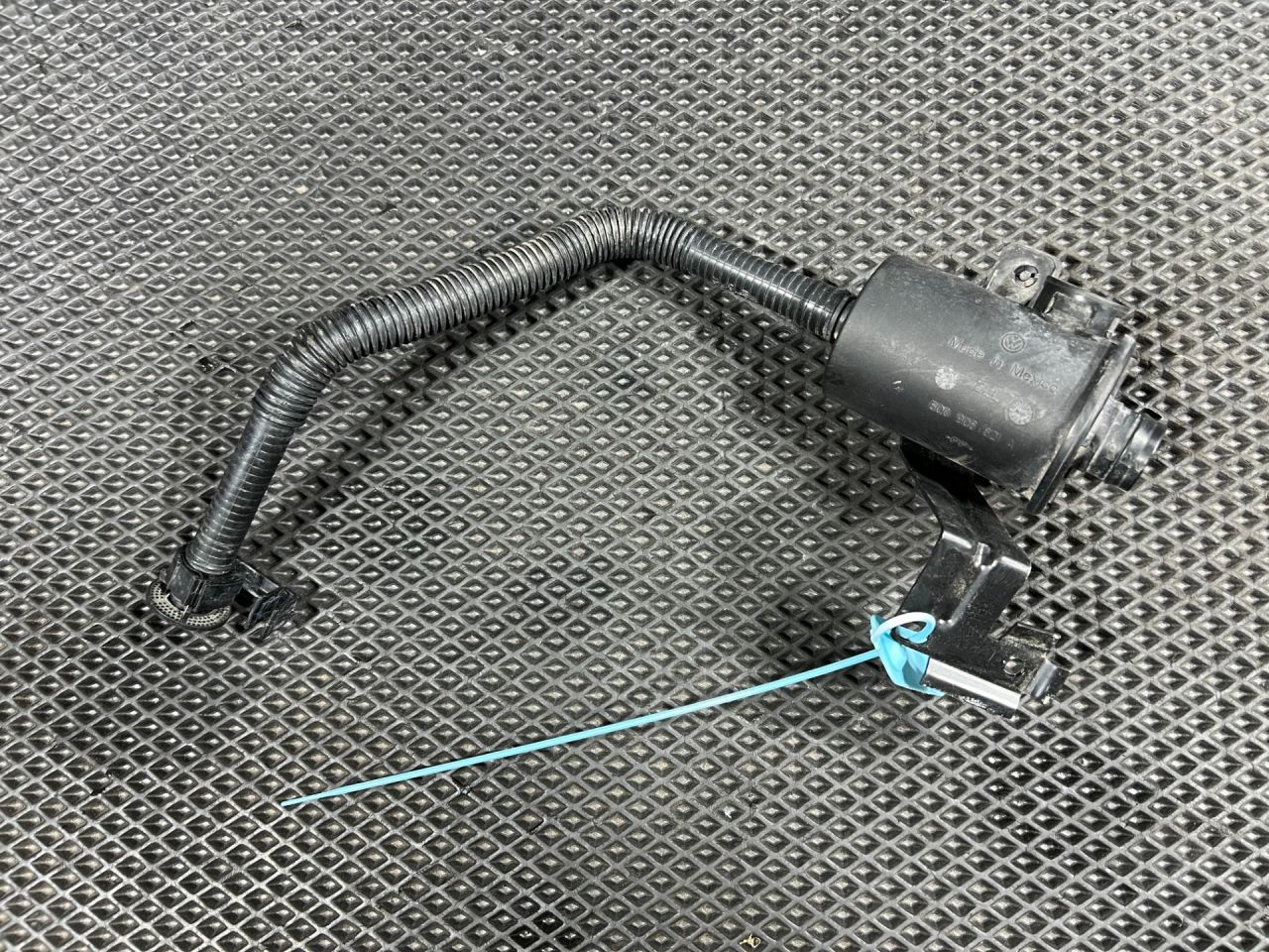 клапан вентиляции топливного бака Volkswagen Taos 1 поколение 2023, 1.5 л., DNKA, бензин, АКПП, внедорожник 5 дв., передний привод, 5Q0906621A - фото №1