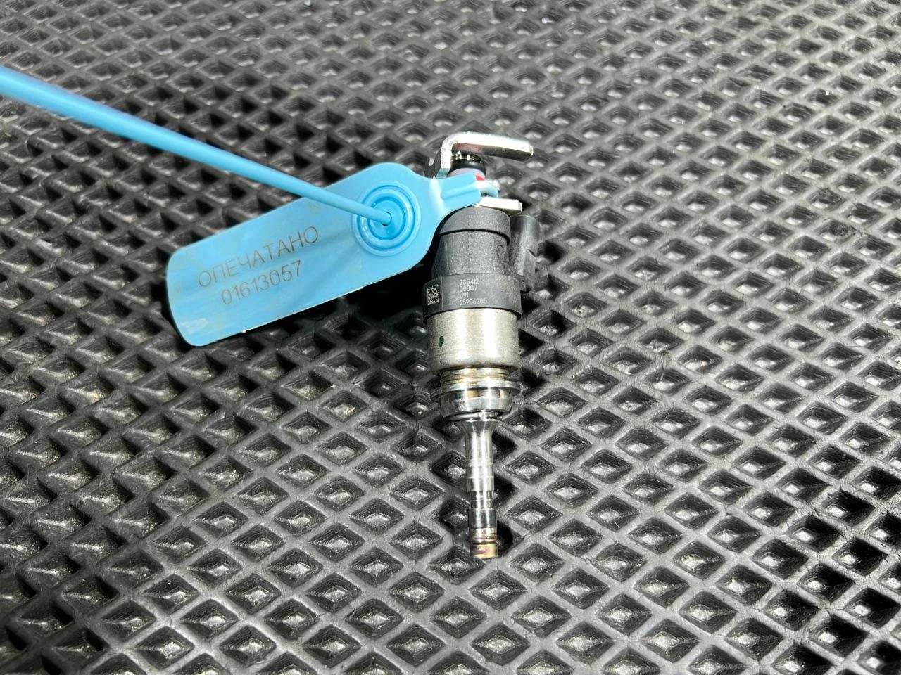 форсунка Chevrolet Trax 2 поколение 2024, 1.2 л., бензин, АКПП, внедорожник 5 дв., передний привод, 25206285, 25204906, 55492929, 55515687 - фото №1