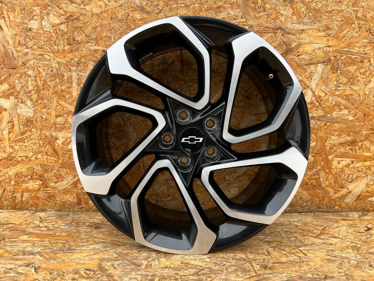 диск литой Chevrolet Trax 2 поколение 2024, 1.2 л., бензин, АКПП, внедорожник 5 дв., передний привод, 60006714 - фото №1